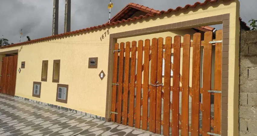 Casa à Venda em Nova Itanhaém com 2 Dormitórios, Suíte e Piscina — Pronta para Morar!