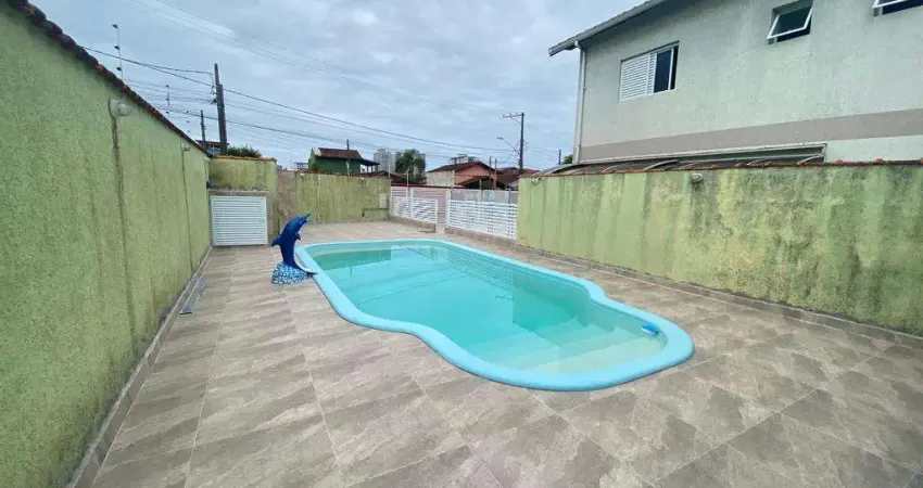 Casa à Venda a Poucos Passos da Praia – Condomínio Fechado com Piscina
