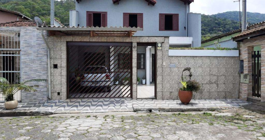 Casa em Mongaguá com 4 Dormitórios, Escritório e Quintal – Apenas 250m do Mar