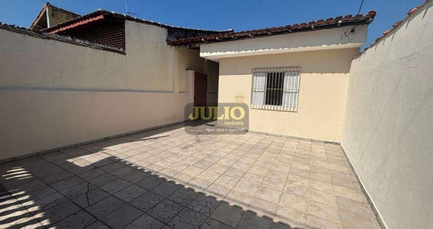 Casa à Venda em Mongaguá com Churrasqueira – 1 Dormitório, 2 Banheiros e 2 Vagas Próxima à Principal