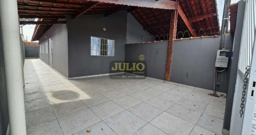 Casa com 2 dorms e suíte em Mongaguá – Espaço para piscina!