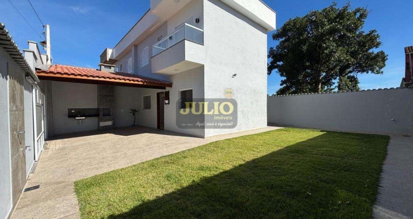 Comprar Sobrado em Mongaguá com 2 Suítes e Quintal - Imóvel Novo
