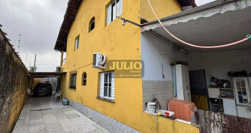 Sobrado à venda no flórida mirim, mongaguá. 3 dormitórios, 2 banheiros, 2 vagas, quintal e varanda.