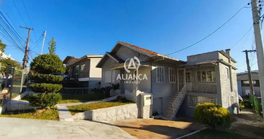 Casa com várias salas já divididas, pátio na parte da frente, toda ref