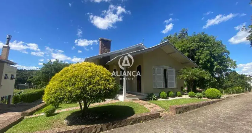 Casa individual mobiliada com garagem e pátio fechado, piscina de uso