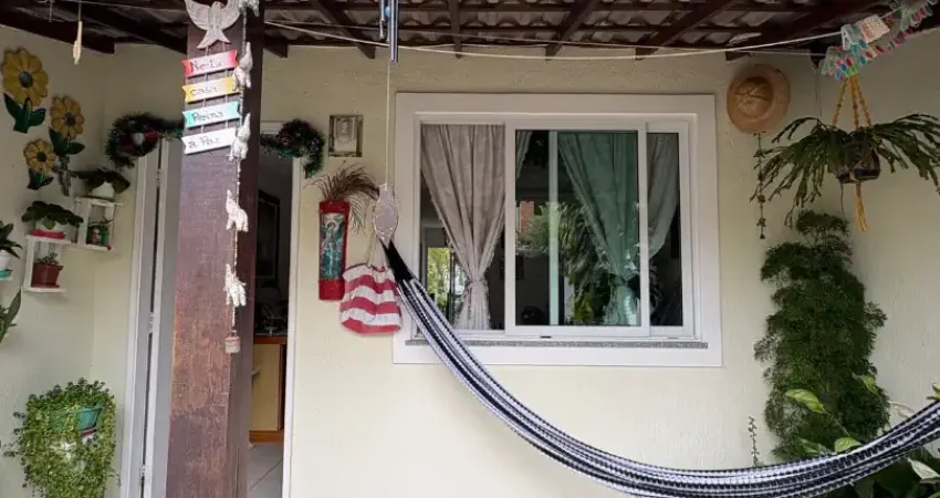 Casa duplex com suite, vaga de garagem e quintal próximo a supermecados, famácias, escola, condução para o brra shopping e praias do recreio