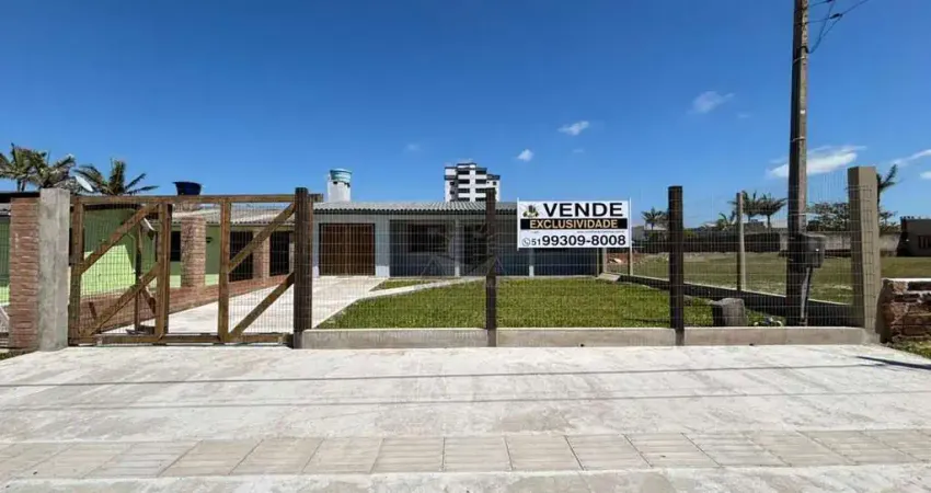 Casa no centro a 70m do mar com 3 dormitórios e 375m² de terreno