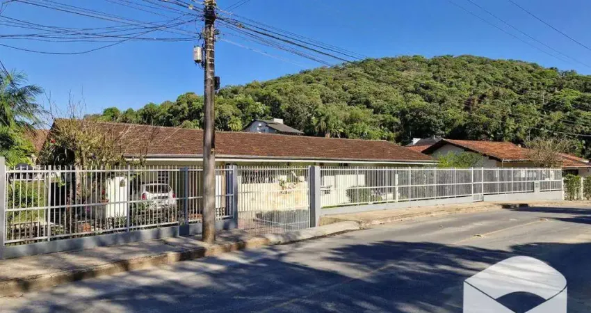 Casa com 3 dormitórios à venda, 210 m² por R$ 995.000,00 - América - Joinville/SC