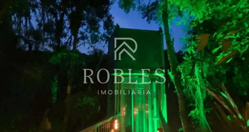 Casa de condomínio com 400 m², 5 quartos sendo 5 suítes à venda no bairro Iporanga.