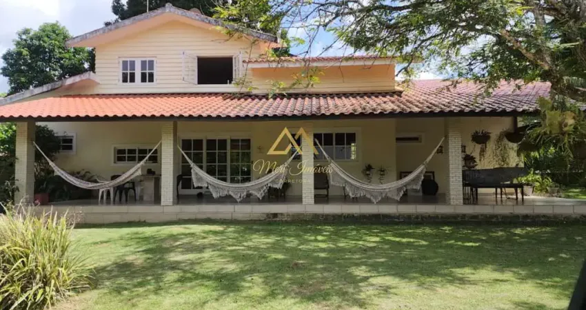 Vendo essa belíssima casa, de esquina, em condomínio de luxo, no bairro de aldeia.