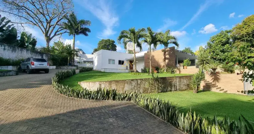 Vendo essa confortável e elegante casa, em condomínio de luxo.