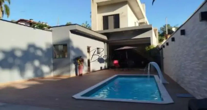 Excelente casa em condomínio / 03 dormitórios sendo 03 suítes / Bairro Serrote / Piscina / Área Gourmet / 400m² de terreno / 210m² de construção / Gu