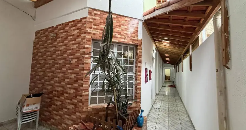 Sobrado à venda em condomínio fechado. próximo a ubs, escolas, mercados.