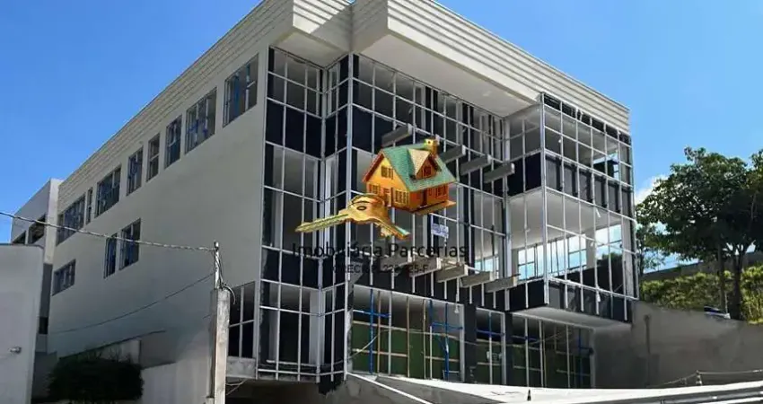 Prédio Comercial de esquina com lojas e salas para locação Portal dos Ipês!