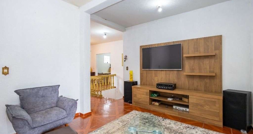 Casa em Almirante Tamandaré com 2 pisos, 218,00m², divisa com Santa Felicidade