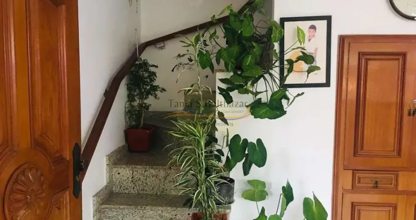 Sobrado Três Dormitórios (Um Suíte), Marapé em Santos.