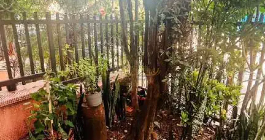 Sobrado bem conservado - Próximo Av. Ana Costa,  em Santos/SP.