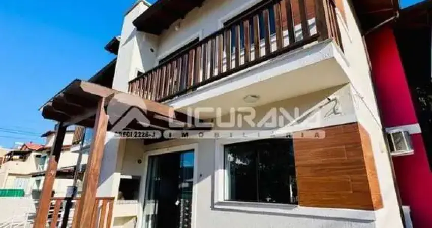 Excelente residencial para investimento no centro da praia de Bombinhas/SC - Localização central, bem no coração da praia, à 350 mts da areia do mar.