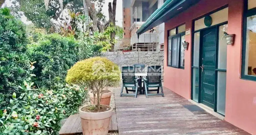 Excelente casa a venda na praia do centro de bombinhas, mobiliada, com 03 dormitórios, garagem, a 500 metros da praia.