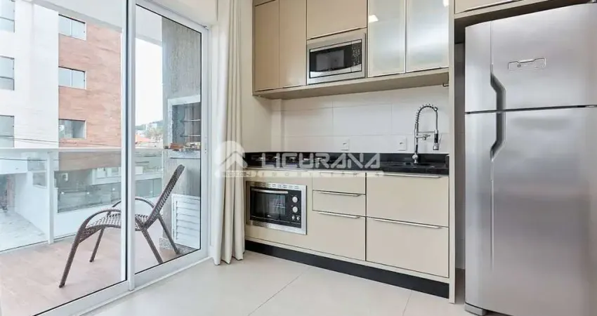 Apartamento com 02 dormitórios, sendo 01 suíte, com 02 vagas de garagem no centro de bombinhas/sc