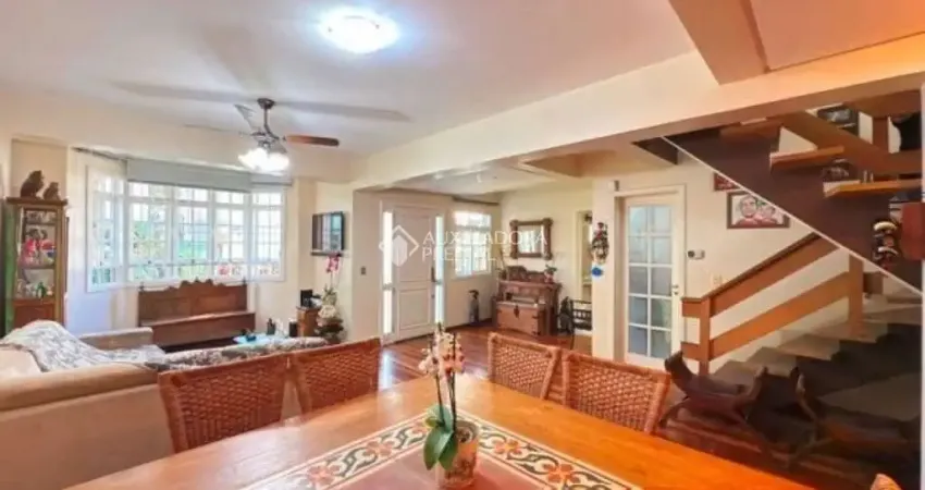 Casa em condomínio fechado com 4 quartos à venda na Rua Jacipuia, 275, Guarujá, Porto Alegre