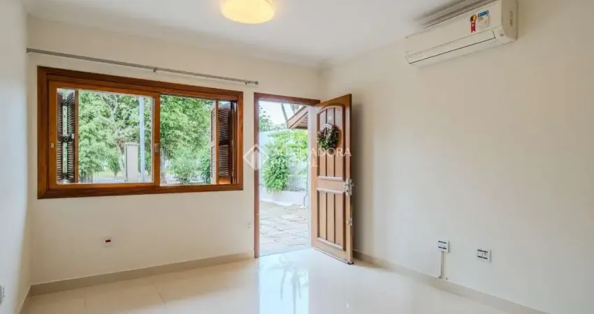 Casa em condomínio fechado com 3 quartos à venda na Avenida Orleaes, 105, Guarujá, Porto Alegre