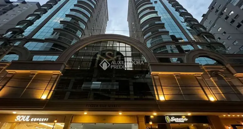 Apartamento com 5 quartos à venda na Rua 302, 258, Meia Praia, Itapema