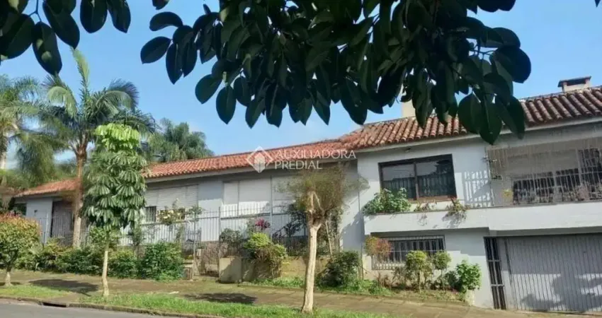 Casa com 5 quartos à venda na Rua Matias José Bins, 620, Três Figueiras, Porto Alegre