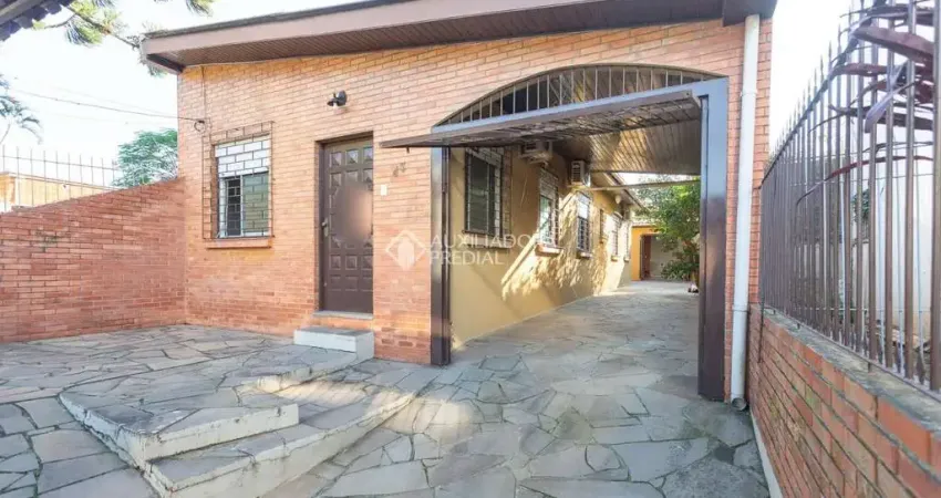 Casa com 3 quartos à venda na Travessa Alfredo Costa, 43, Medianeira, Porto Alegre