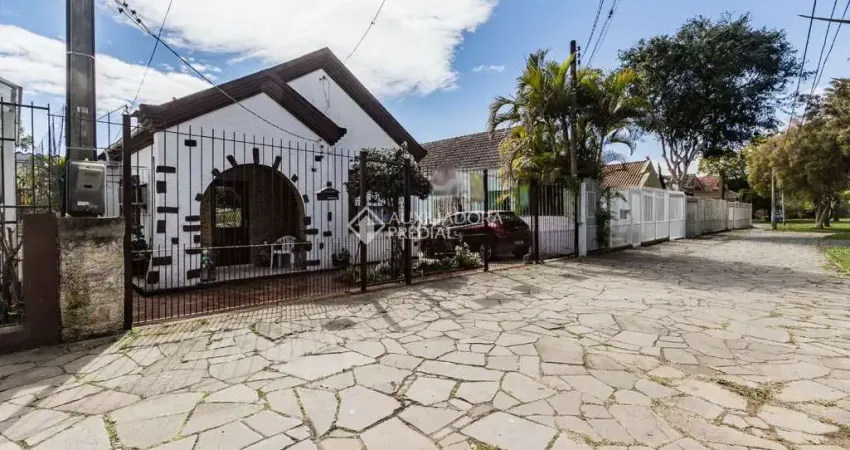 Casa com 3 quartos à venda na Chopin, 30, Passo da Areia, Porto Alegre