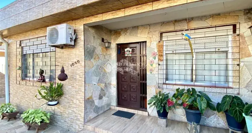 Casa com 3 quartos à venda na Rua Padre Hildebrando, 1056, Santa Maria Goretti, Porto Alegre