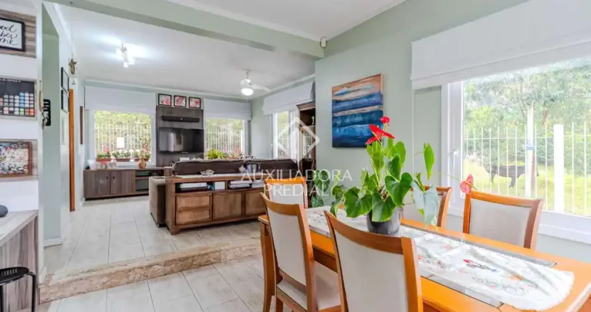 Casa com 3 quartos à venda na Rua Henrique Anawate, 470, Guarujá, Porto Alegre
