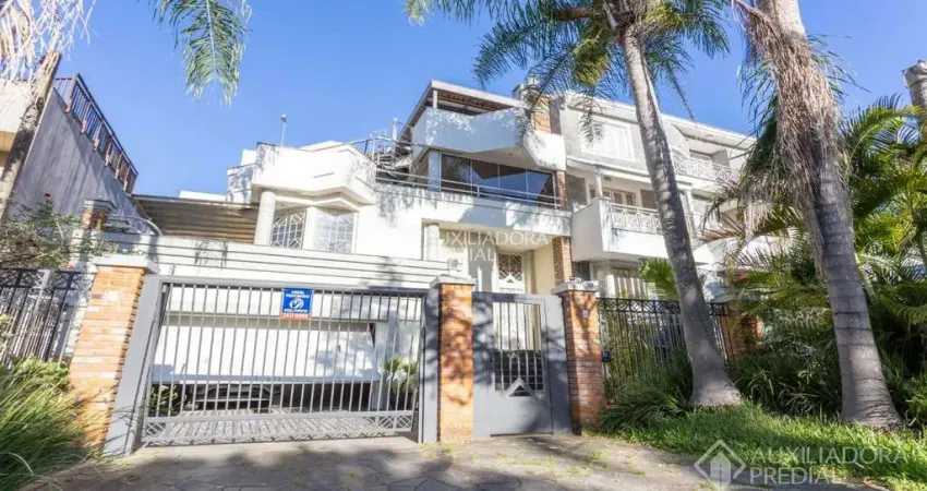 Casa com 3 quartos à venda na Avenida General Barreto Viana, 765, Chácara das Pedras, Porto Alegre