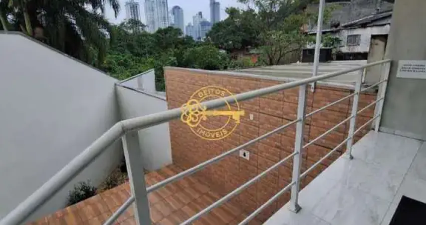 Sobrado 100% mobiliado e automatizado com 2 suítes e 2 vagas de garagem, por r$ 720.000,00 - fazenda - itajaí/sc