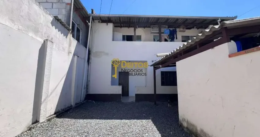 Terreno de  200m² com 3 casas, à venda no bairro Murta