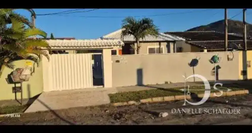 Linda casa à venda! Ótima localização Terreno inteiro ️ 3 quartos (1 suíte) Próxima da praia e comércios! Agende sua visita!