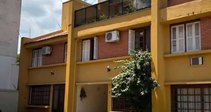Casa com 3 quartos à venda na Rua General Gomes Carneiro, Medianeira, Porto Alegre