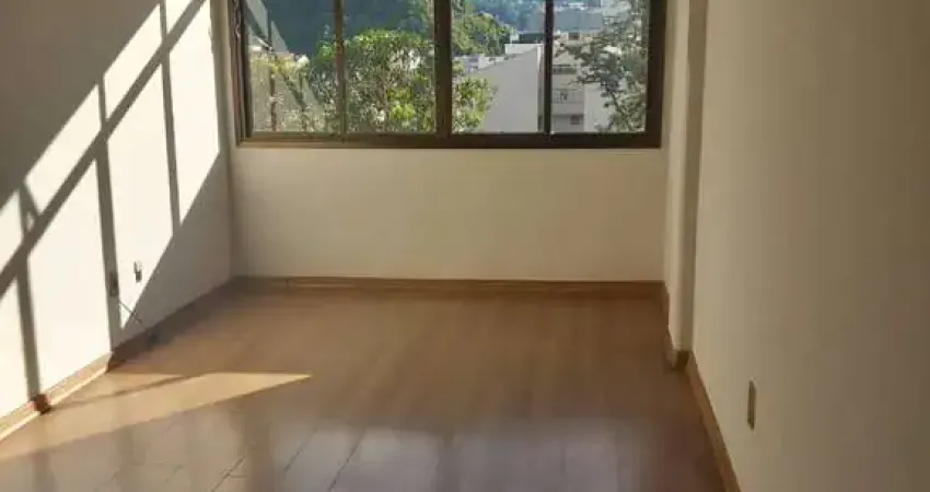 Vendo Apartamento no Centro com 2 Quartos mais Dependência Completa e ELevador