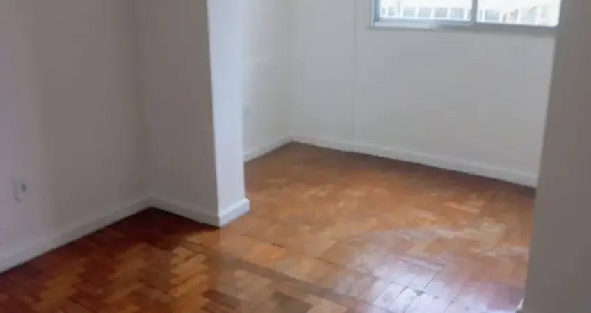 Alugo casa na rua teresa 455 com 2 salas, 1 quarto, cozinha, banheiro, área, varanda, não tem garagem. r$ 1.500,00 já incluso iptu. tratar 24 99966-1652