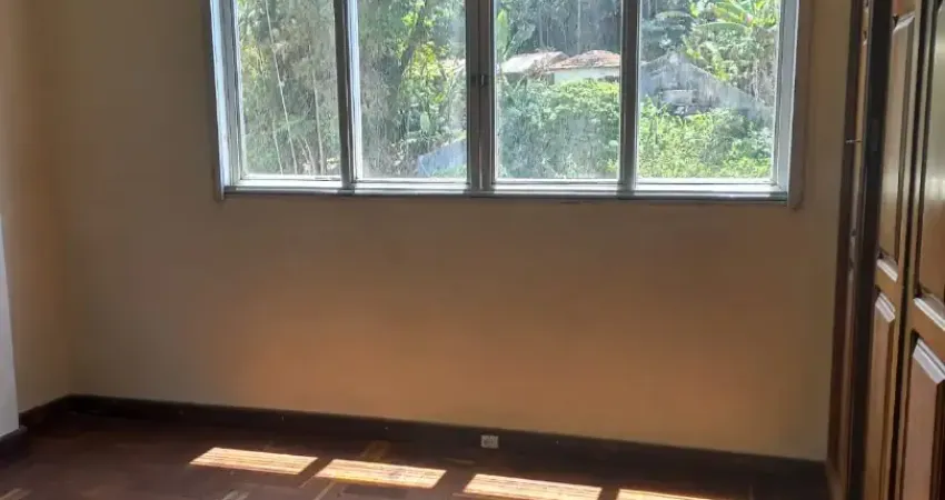 Apt proximo ao Centro, ensolarado com sala, quarto amplo com armário embutido, cozinha, banheiro, área, R$ 1.500,00 já incluso condomínio e IPTU