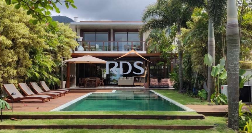 Casa  a Venda pé na areia em condomínio fechado em Maresias