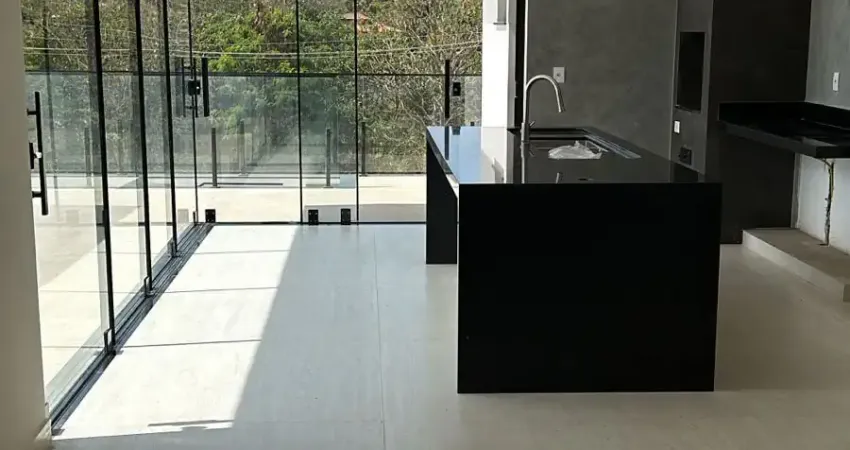 Casa em condomínio serra verde com muito espaço livre de terreno