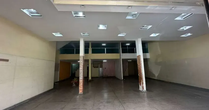 🌟 oportunidade única de negócio 🌟  🏢 espaço espetacular: este lojão oferece um espaço amplo de aproximadamente 180m², incluindo um mezanino pronto para aproveitar a