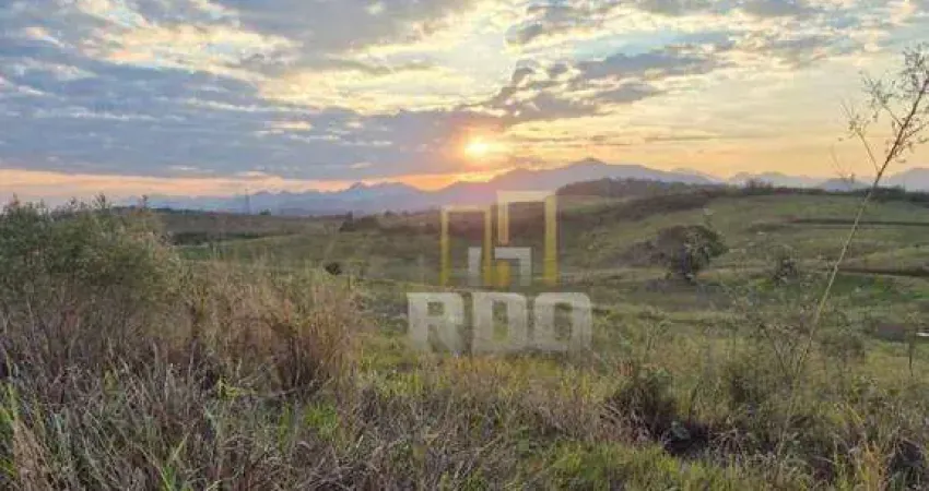 Terreno com área total de 360 metros quadrados no condomínio green village .