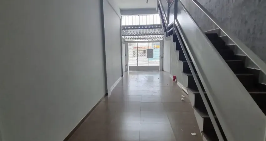 Casa em piso superior, 3 quartos, sendo 1 suíte, churrasqueira e garagem