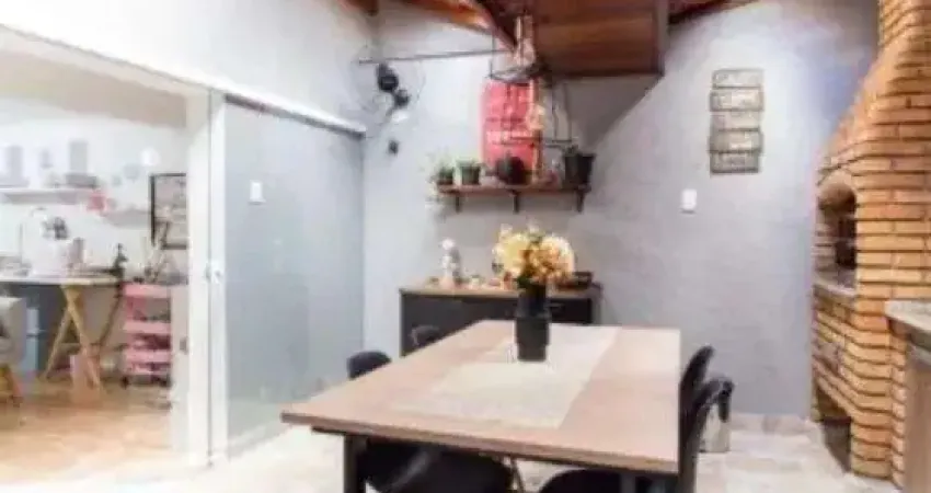 Sobrado para venda possui 178 metros quadrados com 3 quartos