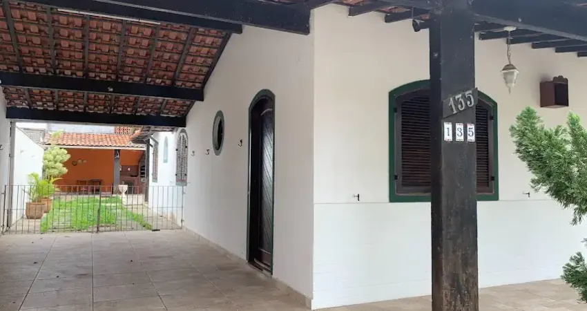 Linda casa linear a poucos passos da Lagoa do Balneário, em São Pedro da Aldeia