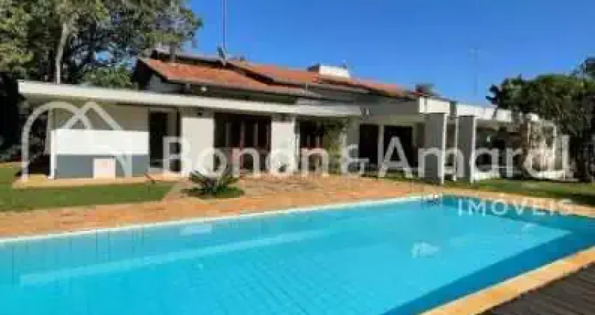 Chácara Moderna com Suíte Master, Varanda Gourmet e Piscina em Condomínio Tranquilo!