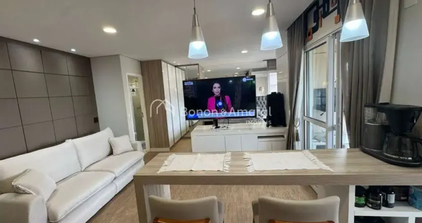 Studio mobiliado com 1 dormitório, varanda e garagem coberta à venda, Bosque.