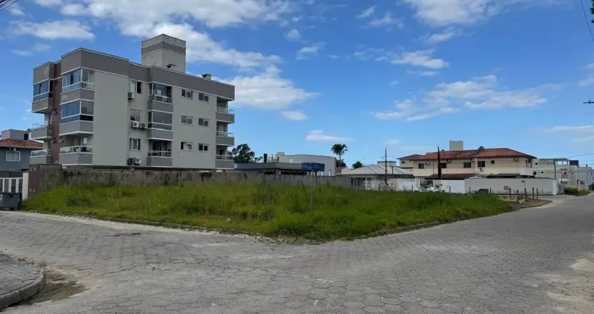 Terreno com ótima localização ( na quadra do Parque Aririú).